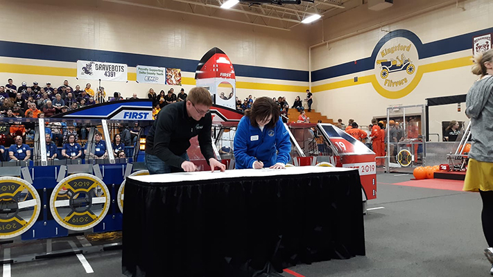 Bay College’s Vice President of Academic Affairs, Matt Barron, and Dean of the College of Innovation and Solutions at LSSU, Kimberly Muller sign agreement