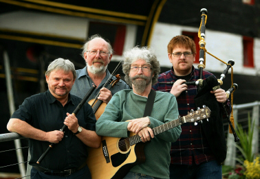 The Tannahill Weavers pose for a photo with their instruments